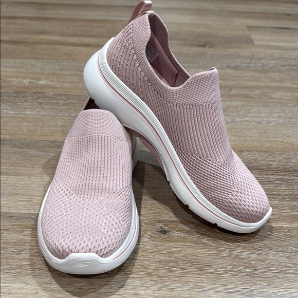 Skechers Size 6.5 GO WALK Arch Fit 2.0- Paityn Pink Slip-On  Air-Cooled - Picture 1 of 12